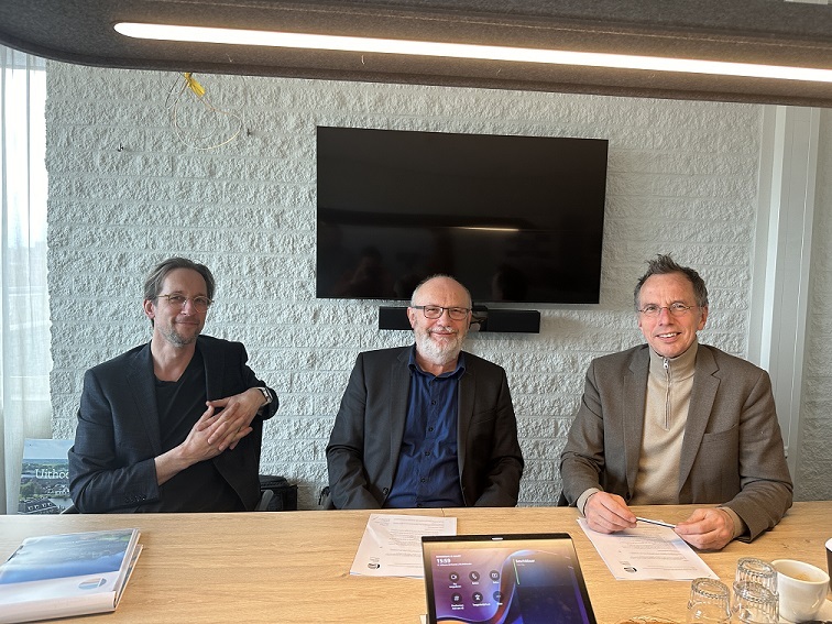 Foto: “Bouwmeester” Daniël Peters, wethouder Jan Hazen en Jef Mühren, directeur van Stichting MOOI Noord-Holland